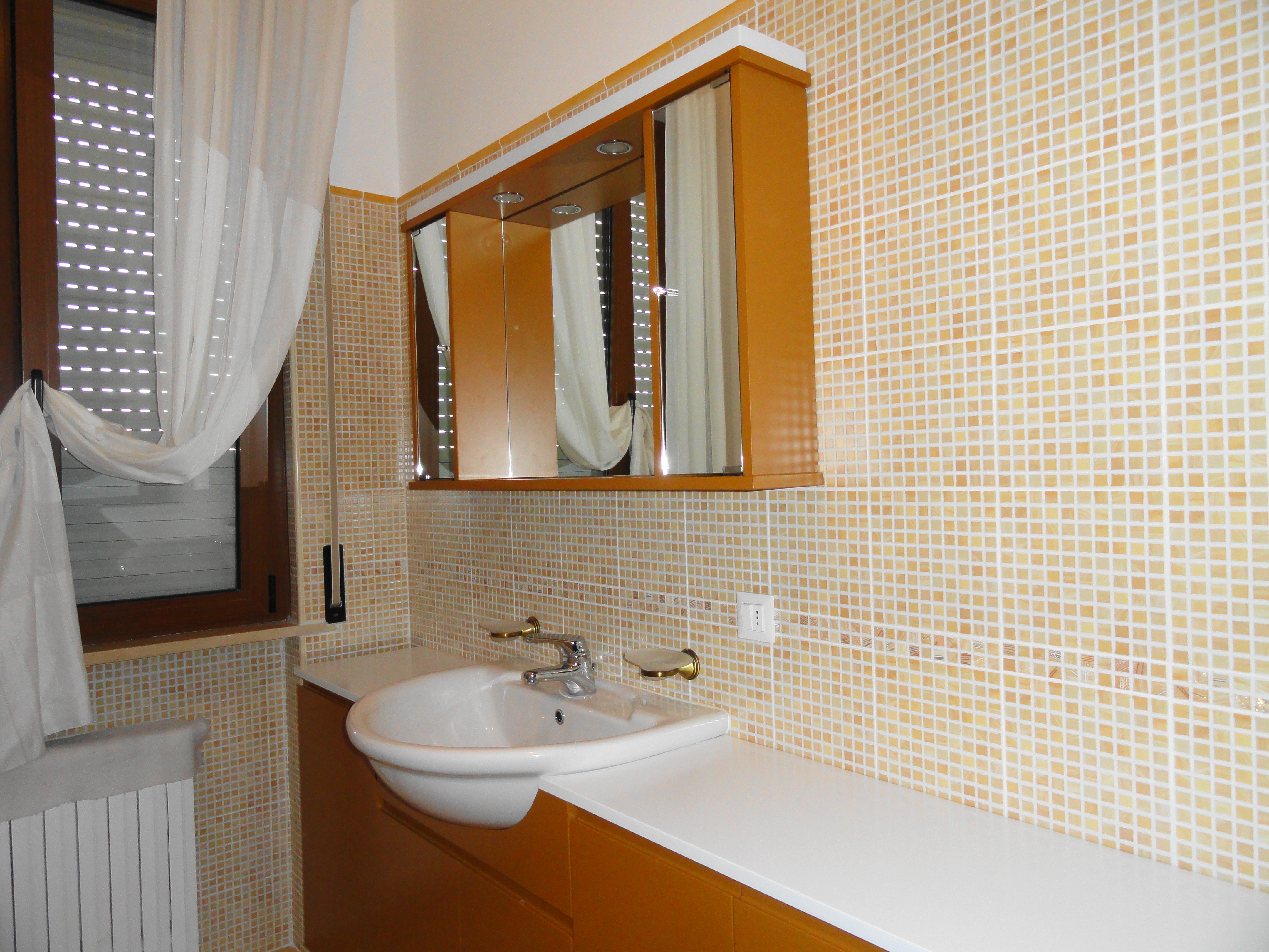 Arredamento bagno stile anni '70, laccato bicolorefalegnameria laudone