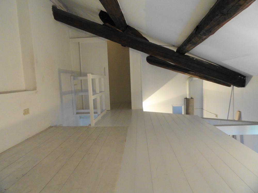 Soppalco in legno bianco e cabina armadio