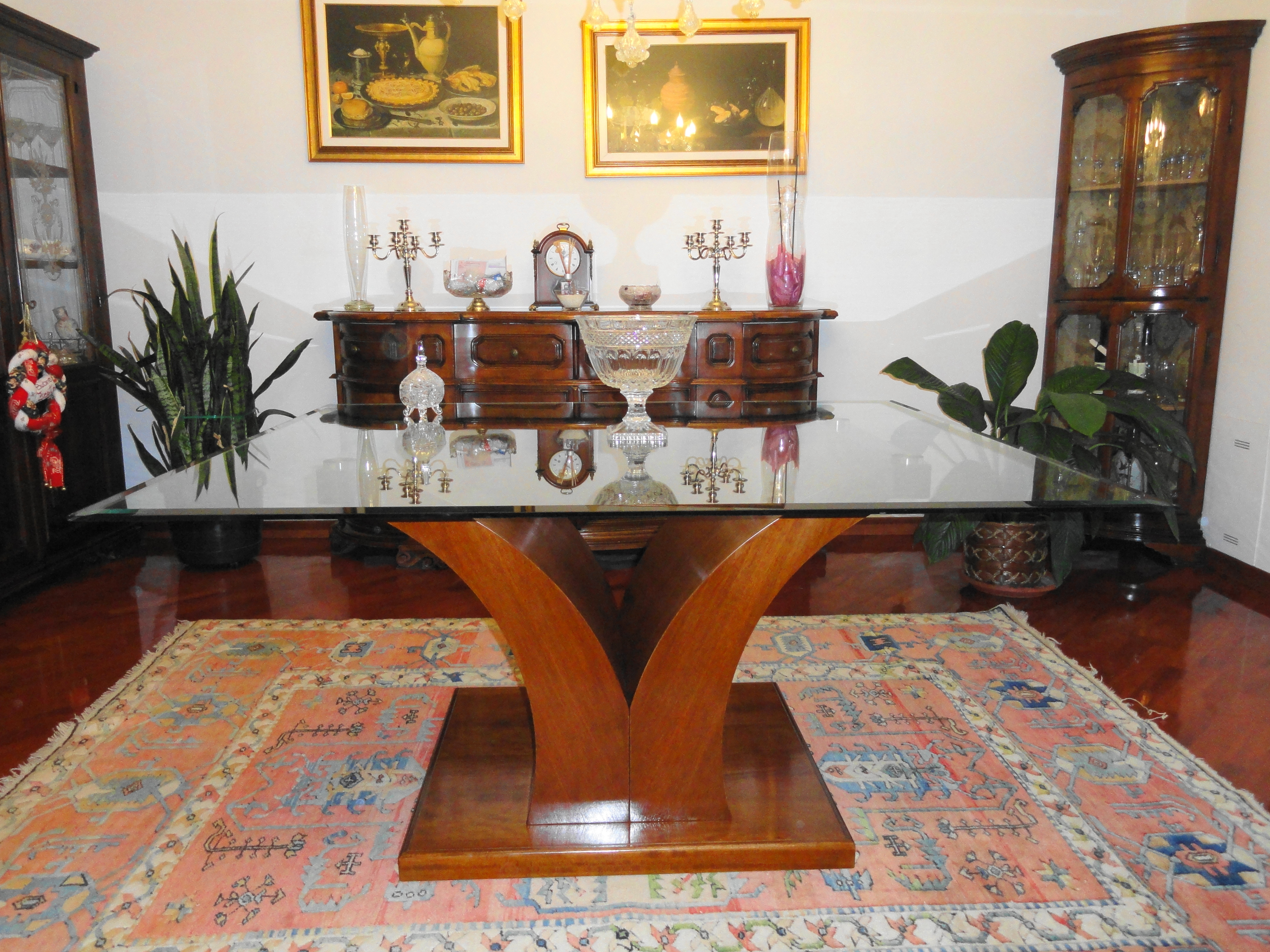 Tavoli da soggiorno e da sala  con gambe arcate e pianale in cristallo